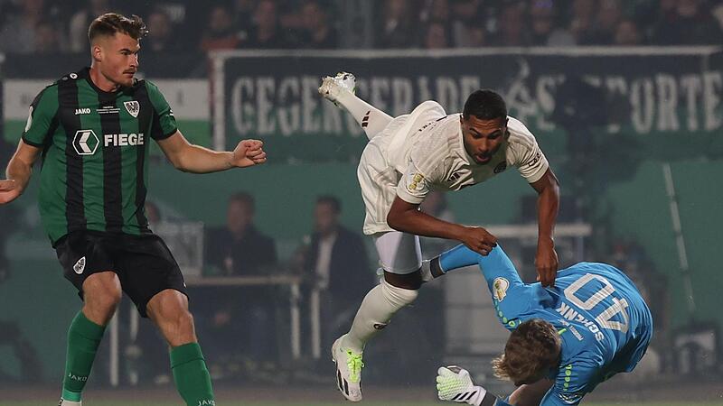 Hier passiert erst: Der Donnersdorfer Schlussmann Johannes Schenk (rechts) rauscht in der vierten Minuten mit Serge Gnabry (Mitte) zusammen. Der Bayern-Angreifer bricht sich bei dieser Kollision den Unterarm, wird mehrere Wochen verletzt ausfallen.