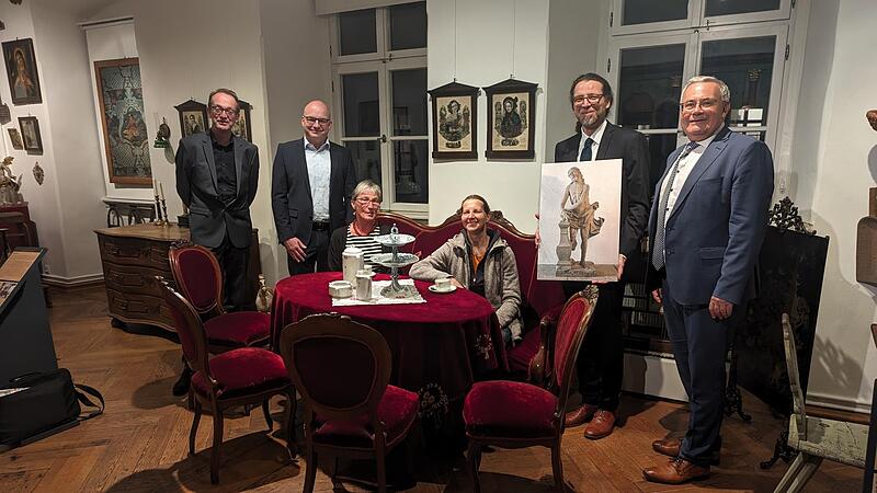 Im Ensemble der Sonderausstellung „100 Jahre Museum Münnerstadt“ befinden sich Stefan Kley (Landesstelle nichtstaatliche Museen), Bürgermeister Michael Kastl, Anna Spor (Vorsitzende Museumsfreunde), Milli Genth, Museumsleiter Nicolas Zenzen und B... Im Ensemble der Sonderausstellung „100 Jahre Museum Münnerstadt“ befinden sich Stefan Kley (Landesstelle nichtstaatliche Museen), Bürgermeister Michael Kastl, Anna Spor (Vorsitzende Museumsfreunde), Milli Genth, Museumsleiter Nicolas Zenzen und B...