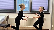 Leni und Hannah tanzen auch schon mal gegen den Stress an.
