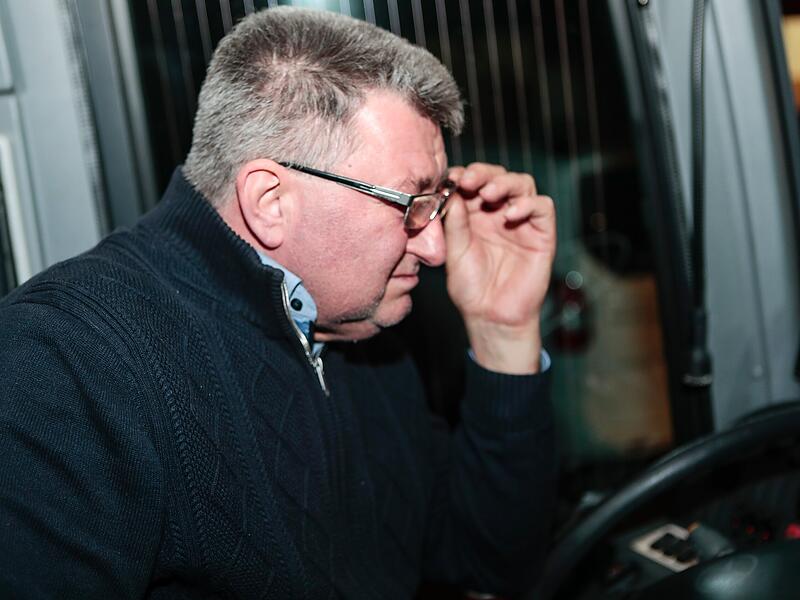 Busfahrer Manni Steinmetz l&auml;sst seinen Tr&auml;nen freien LaufForchheim & Fr&auml;nkische Schweiz