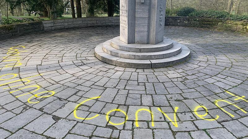 Mit gelber Farbe wurde eine Parole vor das Ehrenmal des Coburger Convents geschmiert.