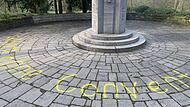 Mit gelber Farbe wurde eine Parole vor das Ehrenmal des Coburger Convents geschmiert.