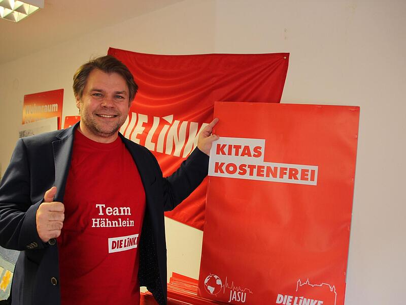 Da war die linke Welt noch in Ordnung: Unsere Archivfoto zeigt Ren&eacute; H&auml;hnlein mit Fahne, T-Shirt  und Plakat von der Partei &bdquo;Die Linke&ldquo;.