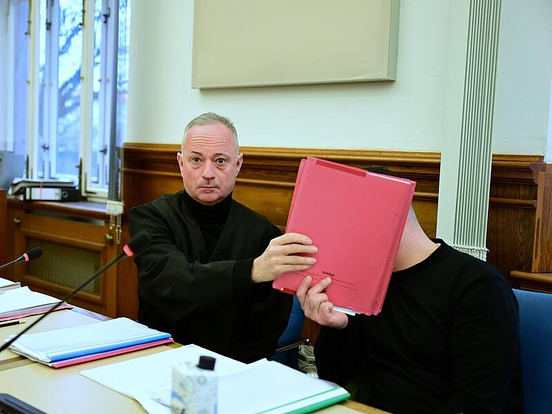 Rechtsanwalt André Wallmüller aus Essen und der Angeklagte