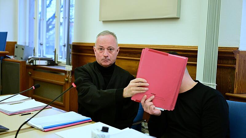 Rechtsanwalt Andr&eacute; Wallm&uuml;ller aus Essen und der Angeklagte