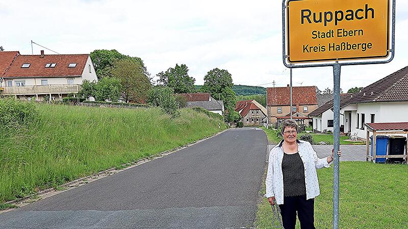 Oft unterwegs um ihren Wohnort Ruppach: Gabriele Rögner mit ihrem Labradorhund „Rico.“ Oft unterwegs um ihren Wohnort Ruppach: Gabriele Rögner mit ihrem Labradorhund „Rico.“