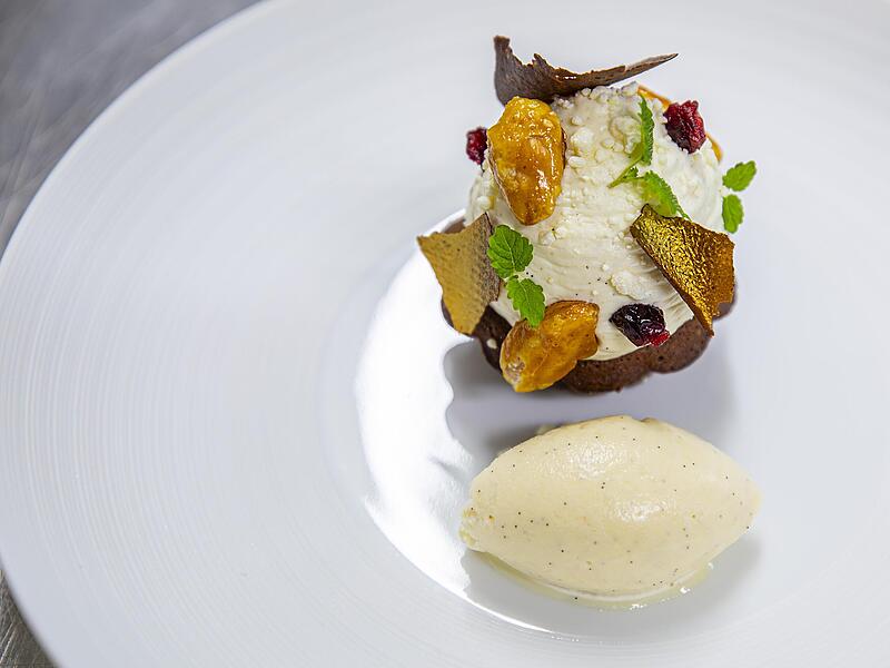 Schokoladenküchlein, Eis, gebrannte Mandeln und Mascarpone-Ganache zum Dessert: Die Gäste dürften begeistert sein. Schokoladenküchlein, Eis, gebrannte Mandeln und Mascarpone-Ganache zum Dessert: Die Gäste dürften begeistert sein.