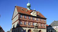 Auch auf Sehenswürdigkeiten wie das Rathaus in Bad Staffelstein wird im neuen Beschilderungskonzept eingegangen.