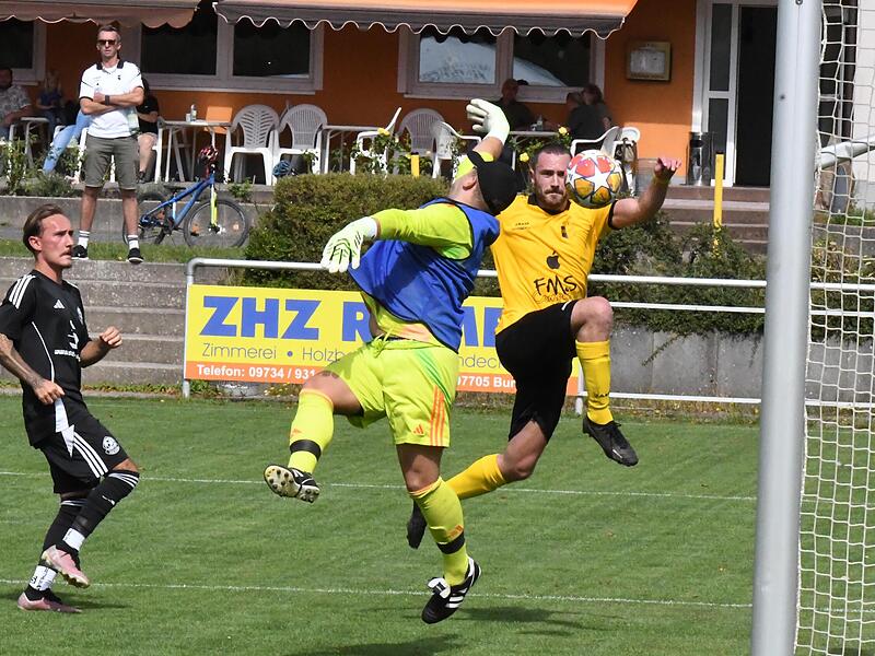In dieser Szene kommt der Wollbacher Fabian Höper (in Gelb) zwar noch an den Ball, kann aber den Volkerser Schlussmann Niklas Fischer nicht überwinden und so blieb es beim knappen 1:0-Erfolg für den Gastgeber.