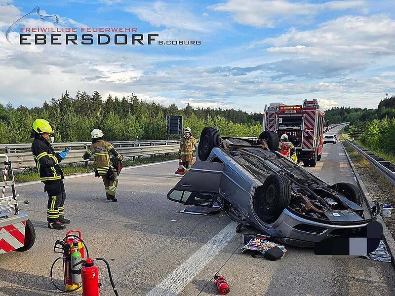Eine eingeklemmte Person wurde aus dem Auto gerettet. Eine eingeklemmte Person wurde aus dem Auto gerettet.