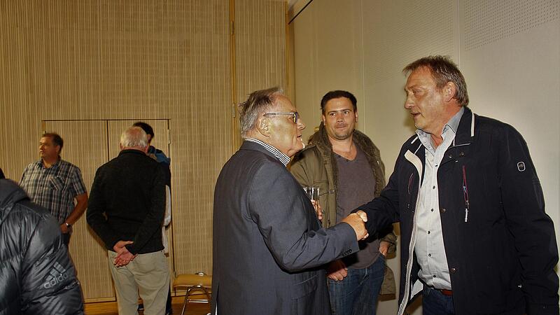 Wahlsieger Detlef Genz (r.) erh&auml;lt Gl&uuml;ckw&uuml;nsche vom Zweiten B&uuml;rgermeister Gerhard Winkler.