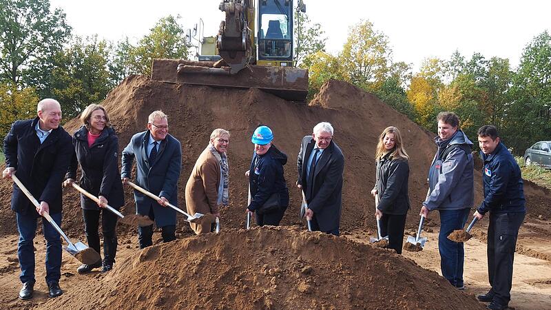 Die Mandatstr&auml;ger und Vertreter der beteiligten B&uuml;ros und Firmen beim traditionellen ersten Spatenstich