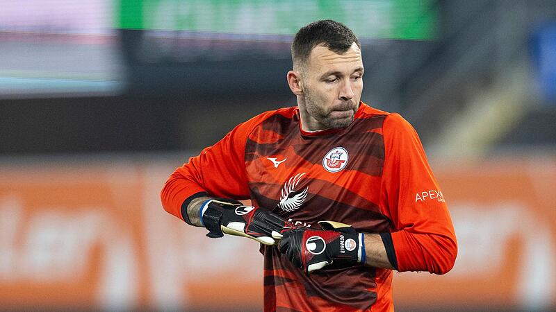 Da geht er vom Feld: Markus Kolke kassierte in seinem 170. Spiel f&uuml;r Hansa Rostock erstmals eine Rote Karte.