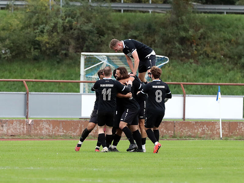 Jubel nach dem 1:0 für Ebersdorf durch Lovis Pietsch.