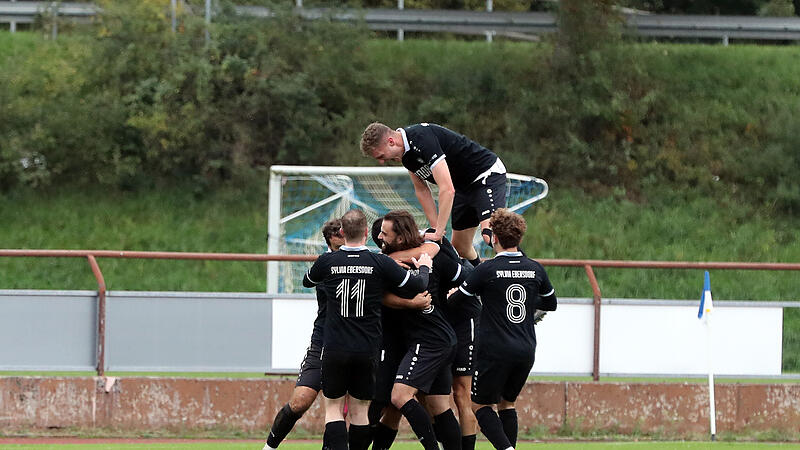 Jubel nach dem 1:0 für Ebersdorf durch Lovis Pietsch.