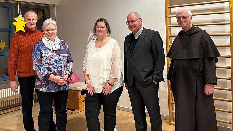 Von Rita Wittmann (links) ging die Leitung der Kita St. Nikolaus an Nicole Hanneder (rechts). Dazu gratulierten Bürgermeister Gerald Brehm, Stadtpfarrer Kilian Kemmer und Pater Wolfgang Schumacher und verfolgten die guten Wünsche der Kinder für i...