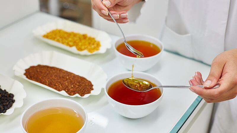 Löffelspiele: Im Sensoriklabor von Kräuter-Mix werden Tee-Aufgüsse getestet.