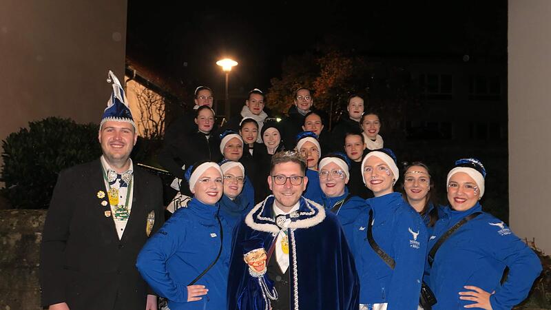 Der neue Ebenh&auml;user &bdquo;Faschingsk&ouml;nig&ldquo; Mark (in der Mitte Mark Schendel)