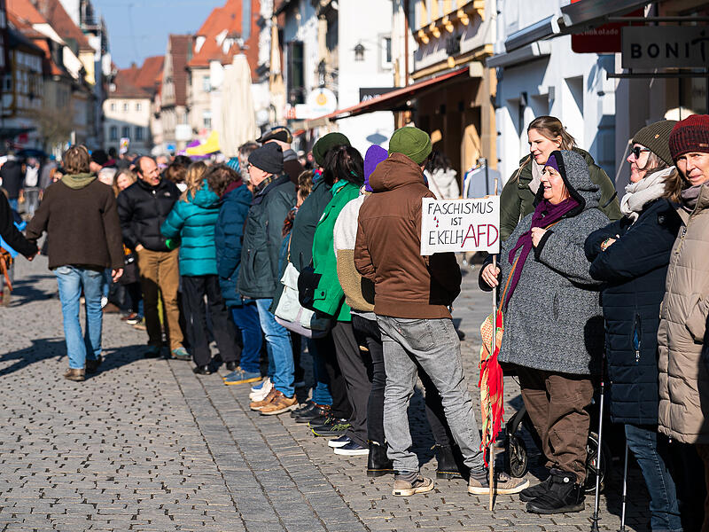 Die sch&ouml;nsten Impressionen von der Menschenkette der Omas gegen Rechts am 8. Februar in Forchheim.