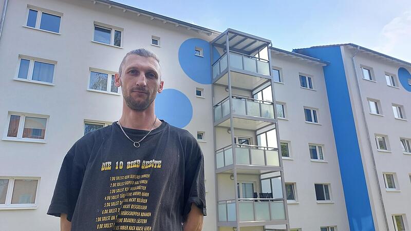 Patrick Hertel vor seinem Balkon im obersten Stockwerk. Wann er ihn wieder betreten kann, weiß der 32-Jährige nicht. Am Abend des Brandes half der ehrenamtliche Feuerwehr selbst mit, damit sich das Feuer nicht weiter ausbreitet. Patrick Hertel vor seinem Balkon im obersten Stockwerk. Wann er ihn wieder betreten kann, weiß der 32-Jährige nicht. Am Abend des Brandes half der ehrenamtliche Feuerwehr selbst mit, damit sich das Feuer nicht weiter ausbreitet.