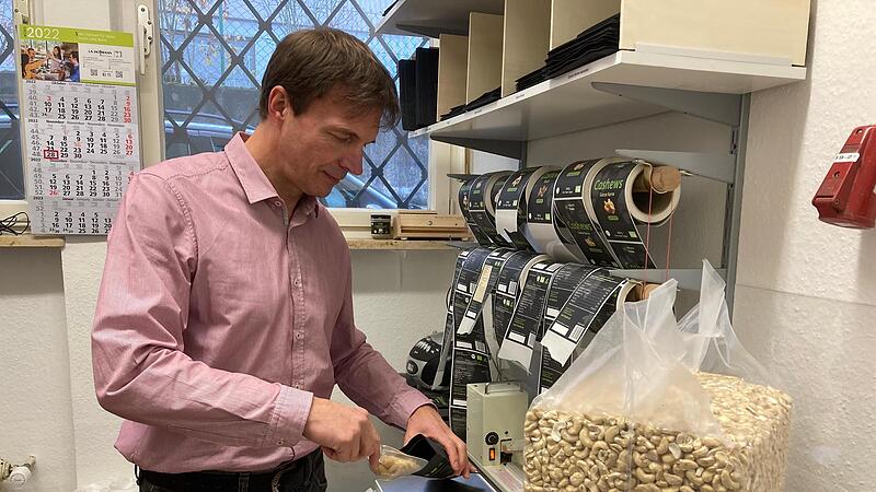 Die Cashews kommen im Gro&szlig;gebinde (22,68 Kilo) von Westafrika &uuml;ber Antwerpen nach Reiterswiesen. Hier verarbeitet und verkauft Stephan B&ouml;hner die gesunden Kerne dann weiter.