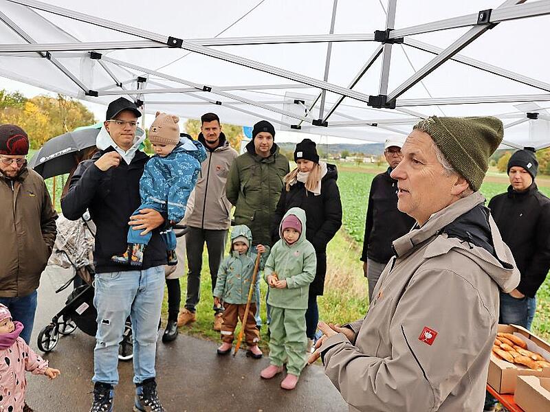 Pfarrer und Dekan Lars Rebhan und Bürgermeister Jochen Partheymüller bei der offiziellen kleinen Feier um die gepflanzten Bäume an der Marktgraitzer „Allee des Lebens“. 