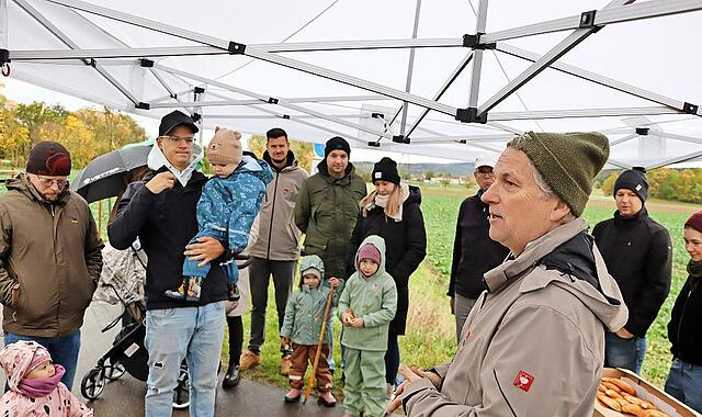 Pfarrer und Dekan Lars Rebhan und Bürgermeister Jochen Partheymüller bei der offiziellen kleinen Feier um die gepflanzten Bäume an der Marktgraitzer „Allee des Lebens“. Pfarrer und Dekan Lars Rebhan und Bürgermeister Jochen Partheymüller bei der offiziellen kleinen Feier um die gepflanzten Bäume an der Marktgraitzer „Allee des Lebens“.