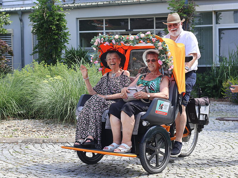 Das Pflegezentrum Ebermannstadt bietet jetzt regelm&auml;&szlig;ige Rikscha-Fahrten an. Hier f&auml;hrt Wolfgang Mehrer Ingrid Lechner (links) und Monika Schmitt (rechts).