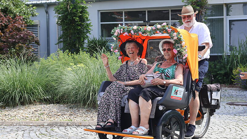 Das Pflegezentrum Ebermannstadt bietet jetzt regelm&auml;&szlig;ige Rikscha-Fahrten an. Hier f&auml;hrt Wolfgang Mehrer Ingrid Lechner (links) und Monika Schmitt (rechts).