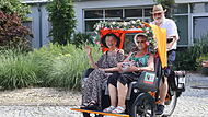 Pflegezentrum Ebermannstadt bietet Rikscha-Fahrten an – Wolfgang Mehrer fährt zwei SeniorinnenForchheim & Fränkische Schweiz Das Pflegezentrum Ebermannstadt bietet jetzt regelmäßige Rikscha-Fahrten an. Hier fährt Wolfgang Mehrer Ingrid Lechner (links) und Monika Schmitt (rechts).