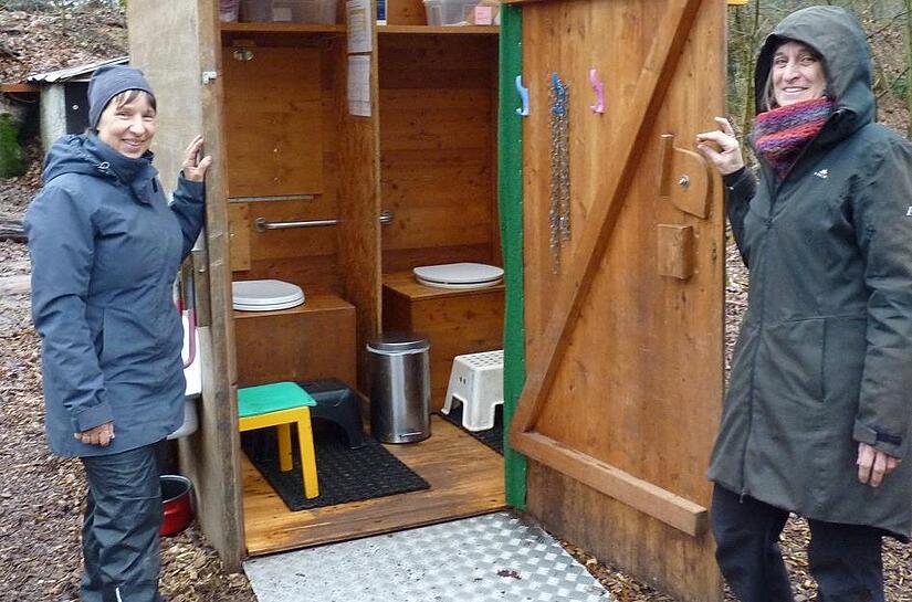 Die Kinderg&auml;rtnerinnen Andrea Bolzmann und Claudia Smits (rechts) zeigt die Komposttoilette &ndash; gelebte Nachhaltigkeit.