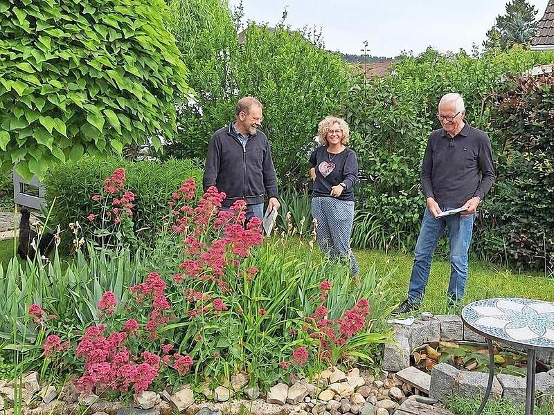 Die Bewertungskommission, bestehend aus Volker W&uuml;ndisch (rechts) und Walter N&auml;her, w&auml;hrend der Begehung in einem der teilnehmenden G&auml;rten.