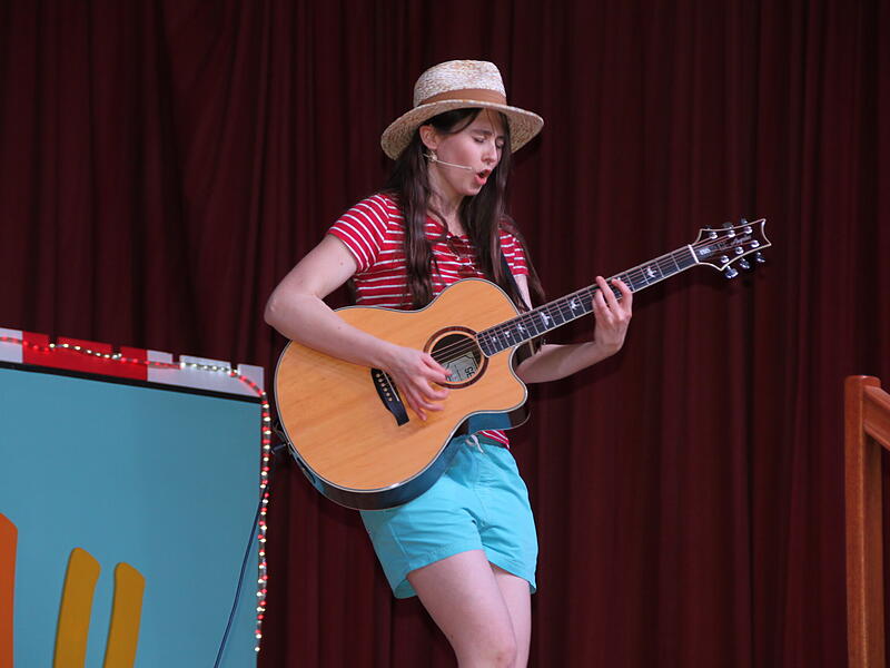 Witzige Musikst&uuml;cke gab die Singer- und Songwriterin Farah Sch&auml;fer alias &bdquo;Die fr&auml;ngische Farah&ldquo; zum Besten.