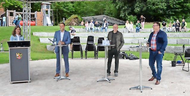 Talkrunde mit (v.l.) Moderatorin Andrea Hart, Bürgermeister Daniel Weißerth, dem ehemaligen Geschäftsleiter Werner Wind und Geschäftsleiter Rainer Förtsch.