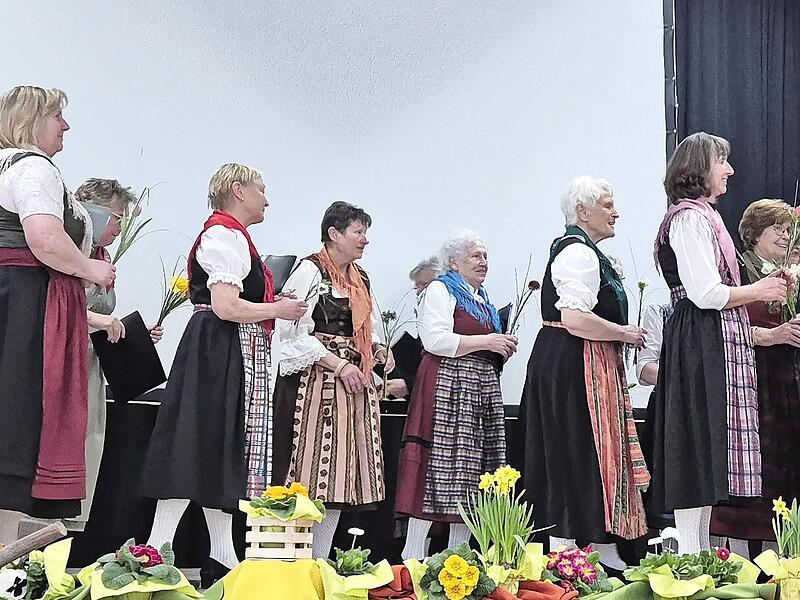 Der Landfrauenchor verabschiedete Marion Warmuth (rechts) mit einem Lied und Blumen.