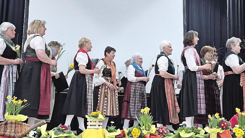 Der Landfrauenchor verabschiedete Marion Warmuth (rechts) mit einem Lied und Blumen. Der Landfrauenchor verabschiedete Marion Warmuth (rechts) mit einem Lied und Blumen.