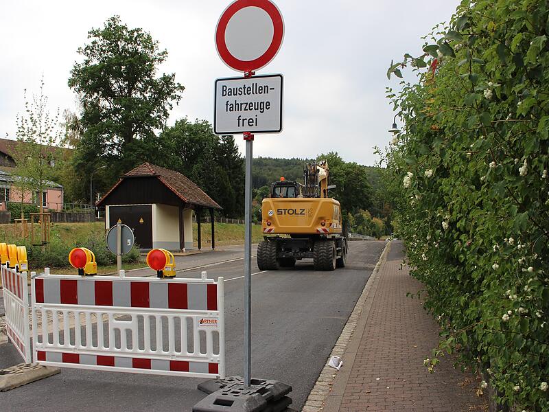 Auf der Stra&szlig;e 2289 zwischen Bad Br&uuml;ckenau und dem Staatsbad finden seit Juli Bauarbeiten statt. Die offizielle Umleitung f&uuml;hrt &uuml;ber Dreistelz und Wei&szlig;enbach.
