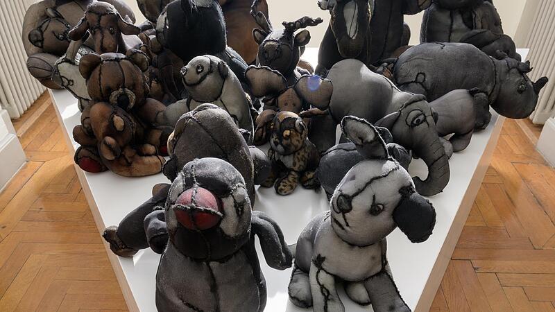 Mit verfremdeten Stofftieren n&auml;hert sich Judith Bauer-Bornemann in ihrer Reihe &bdquo;Identity&ldquo; Themen wie Nachhaltigkeit, Tierschutz oder dem Begriff &bdquo;Black Lives Matter&ldquo;.