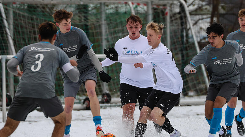 Auf dem teilweise schneebedeckten Kunstrasen entwickelten sich  reichlich Zweik&auml;mpfe - hier versuchen GW Spieler Nils Vogel und Max Friedel (wei&szlig;, v.l.) gegen Jonas Wertmann, Luis H&uuml;mmer und Jakob Knaus den Ball zu behaupten.