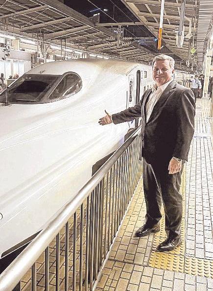 Bayerns Verkehrsminister Christian Bernreiter vor der Abfahrt mit dem Shinkansen.