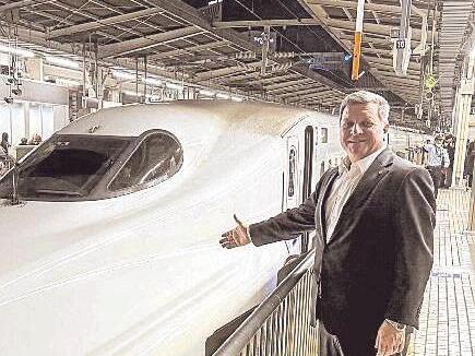 Bayerns Verkehrsminister Christian Bernreiter vor der Abfahrt mit dem Shinkansen.