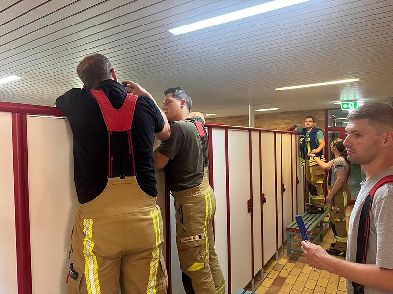 Schreckmoment im Crana Mare in Kronach: Feuerwehr rettet Kind aus Umkleide