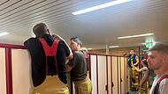 In Umkleidekabine eingeklemmt - Feuerwehr befreit Kind im Crana Mare Kronach In Umkleidekabine eingeklemmt - Feuerwehr befreit Kind im Crana Mare Kronach