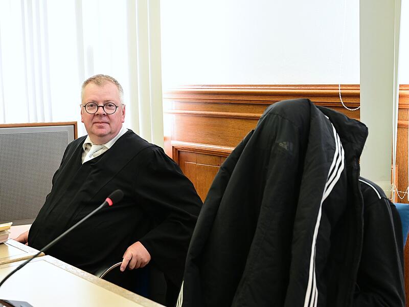 Landgericht Bamberg Kindesmissbrauch eigener Sohn Haßberge Rechtsanwalt Thomas Gärtner aus Bamberg und der Angeklagte kurz vor Beginn des Prozesses.