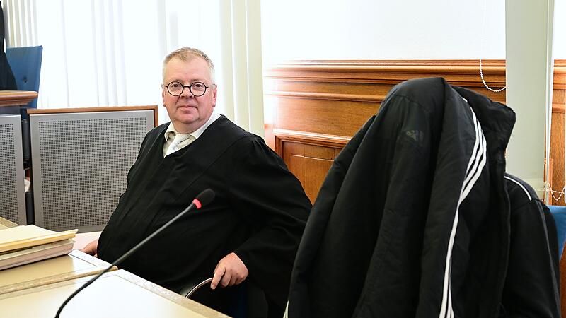 Rechtsanwalt Thomas G&auml;rtner aus Bamberg und der Angeklagte kurz vor Beginn des Prozesses.