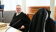 Landgericht Bamberg Kindesmissbrauch eigener Sohn Haßberge Rechtsanwalt Thomas Gärtner aus Bamberg und der Angeklagte kurz vor Beginn des Prozesses.