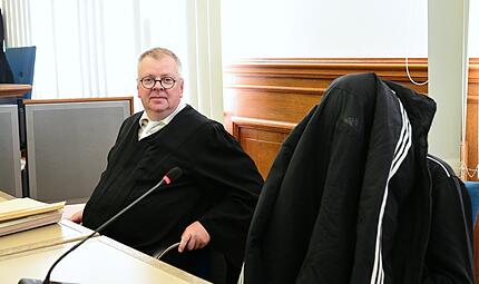 Rechtsanwalt Thomas G&auml;rtner aus Bamberg und der Angeklagte kurz vor Beginn des Prozesses.