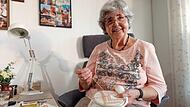 Auch mit ihren 89 Jahren stickt Anni Kohlmann unermüdlich für den guten Zweck.