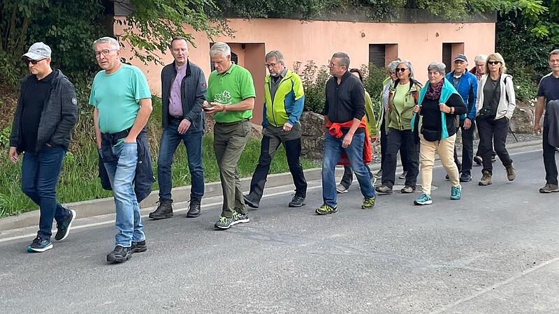 Beim lockeren Spaziergang durch die Kellergasse.