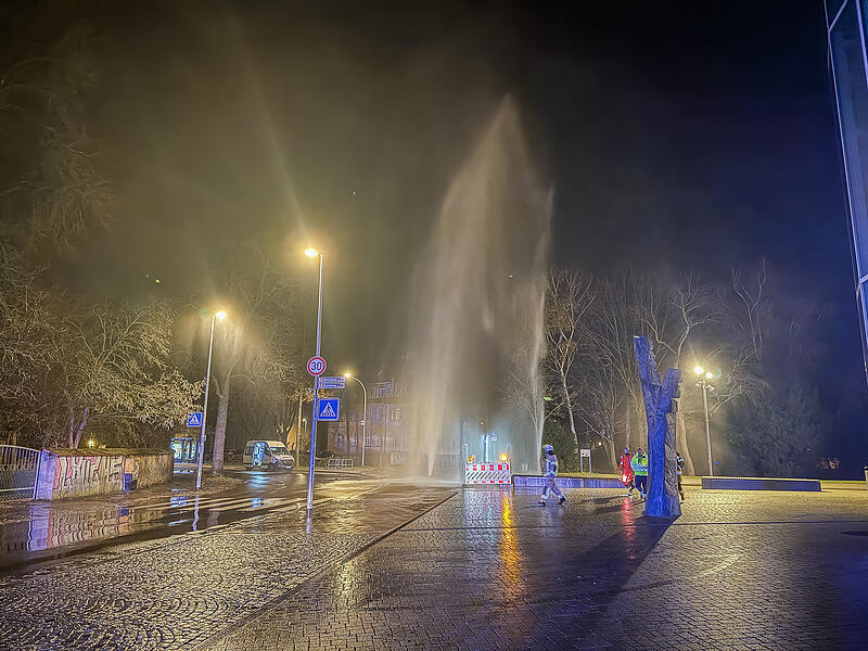 In der Nacht zum Freitag (28. November 2025) schoss vor der Bamberger Konzerthalle eine rund 20 Meter hohe Wasserfontäne aus dem Boden.